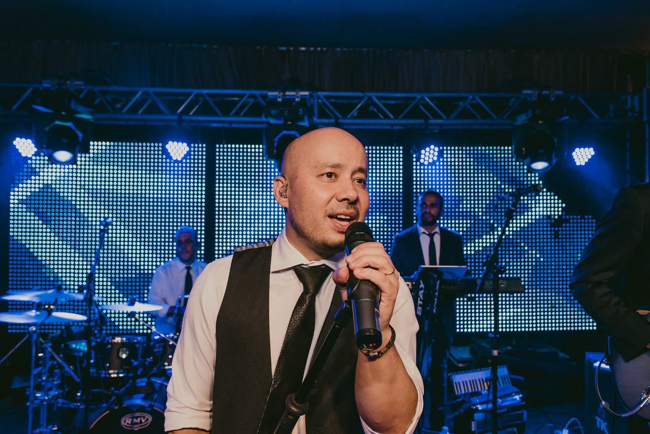 Banda tocando para os convidados