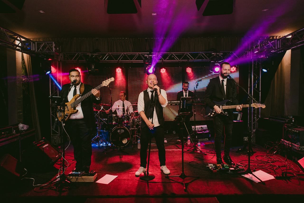 Banda completa animando a festa